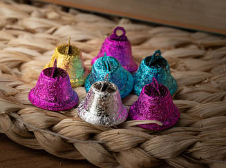 Дзвіночки різнокольорові з покриттям блискітками металевий фурнітура для декорування сувенірів мікс розміром 18 мм