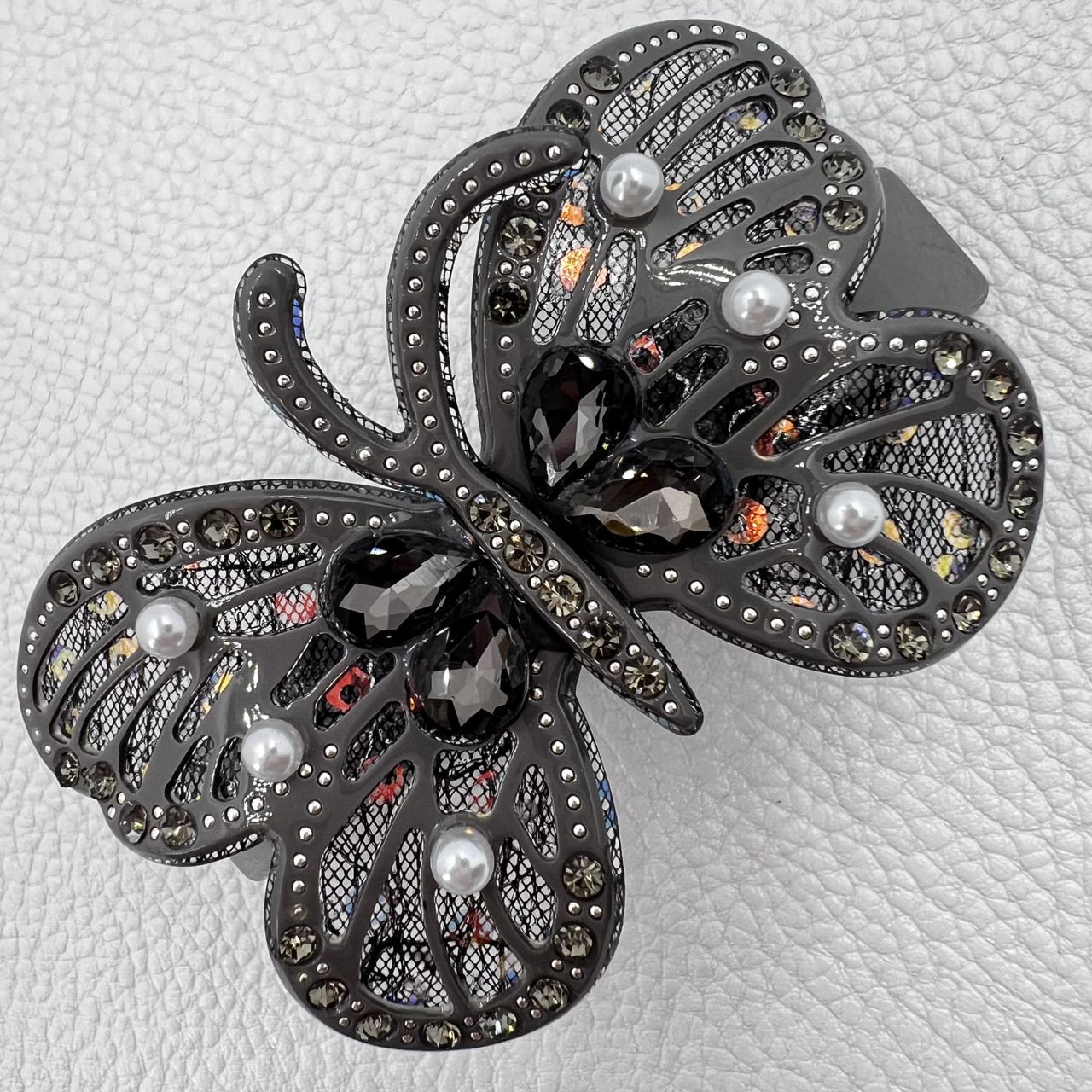 Заколка автомат для волос глянцевая бабочка серого цвета с стразами и белыми бусинами ширина 4.5 см длина 8 см