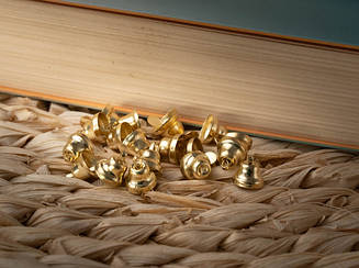 Маленькі дзвіночки для прикраси одягу, декору та сувенірів метал золотого кольору 8 мм