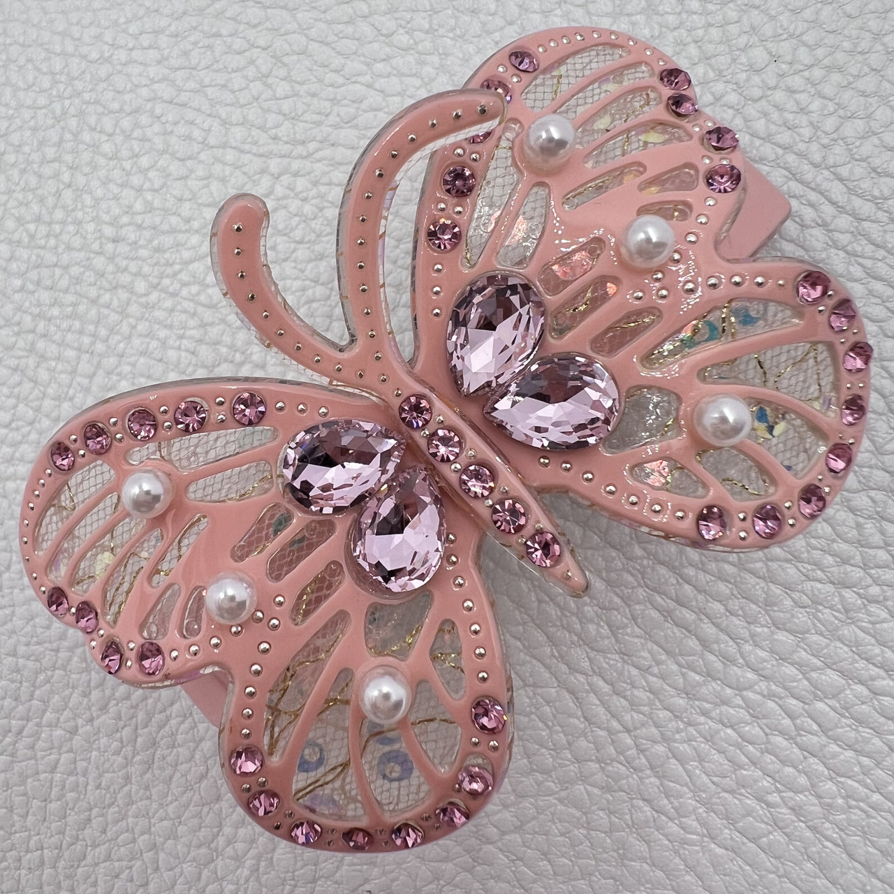 Заколка автомат для волос глянцевая бабочка розового цвета с стразами и белыми бусинами ширина 4.5 см длина 8 см