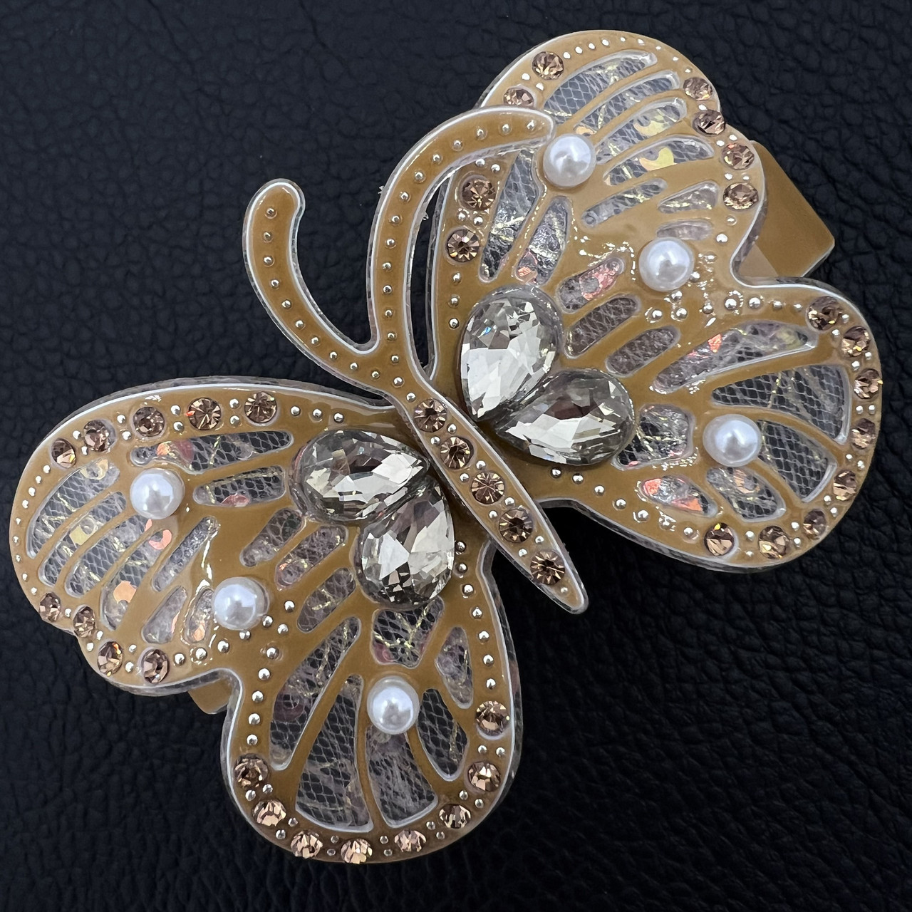 Заколка автомат для волос глянцевая бабочка светло коричневого цвета с стразами и белыми бусинами ширина 4.5 см длина 8 см