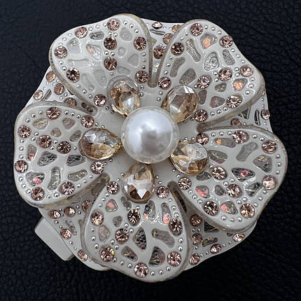 Заколка автомат для волос глянцевая цветочек бежевого цвета с стразами и белой бусиной ширина 6.5 см длина 8 см, фото 2
