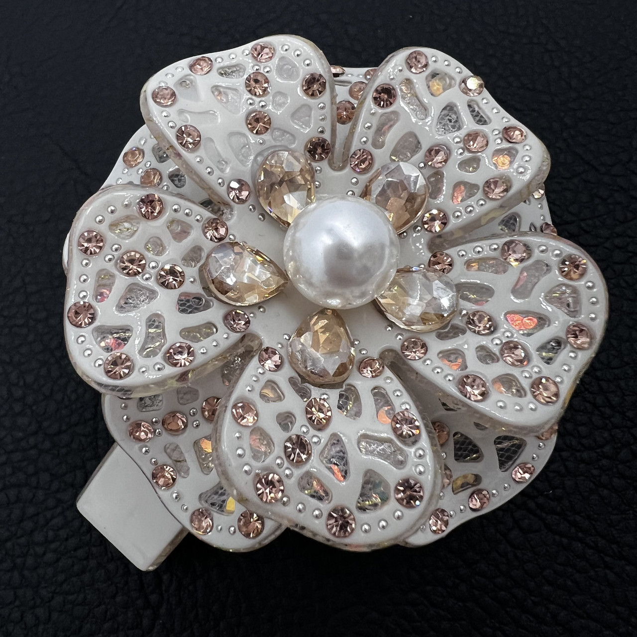 Заколка автомат для волос глянцевая цветочек бежевого цвета с стразами и белой бусиной ширина 6.5 см длина 8 см