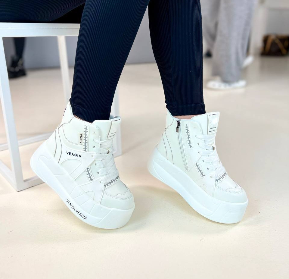 Жіночі зимові черевики снікерси хайтопи на хутрі модні білі екошкіра