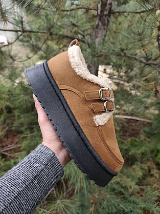 Уги UGG CAMEL РУДІ коричневі короткі з опушкою білим хутром декоровані ремінцями на високій чорній підошві жіночі, фото 2