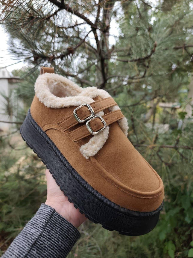 Уги UGG CAMEL РУДІ коричневі короткі з опушкою білим хутром декоровані ремінцями на високій чорній підошві жіночі, фото 1