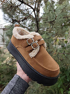 Уги UGG CAMEL РУДІ коричневі короткі з опушкою білим хутром декоровані ремінцями на високій чорній підошві жіночі