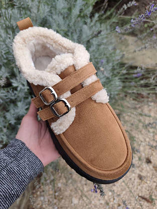 Уги UGG CAMEL РУДІ коричневі короткі з опушкою білим хутром декоровані ремінцями на високій чорній підошві жіночі, фото 3