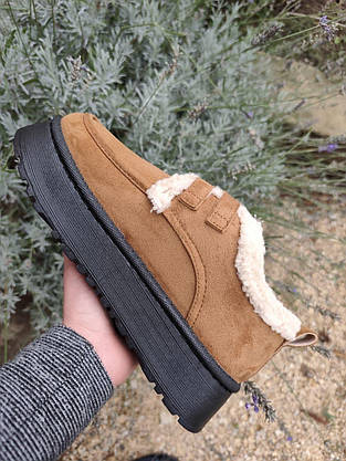 Уги UGG CAMEL РУДІ коричневі короткі з опушкою білим хутром декоровані ремінцями на високій чорній підошві жіночі, фото 4