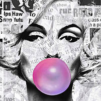 Картина Мерилін Монро з рожевою жуйкою на фоні газетних вирізок Друкна полотні Сучасний декор 60х40 см, фото 5