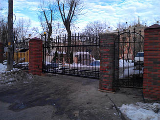 Автоматические откатные ворота с зашивкой профильной трубой с добавлением кованных элементов. Использована фурнитура для откатных ворот Rolling Center Basic. Автоматика Came BX-246 с интенсивностью использования 100%.