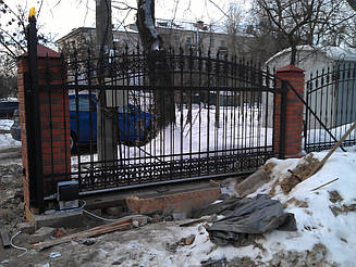 Автоматические откатные ворота с зашивкой профильной трубой с добавлением кованных элементов. Использована фурнитура для откатных ворот Rolling Center Basic. Автоматика Came BX-246 с интенсивностью использования 100%.