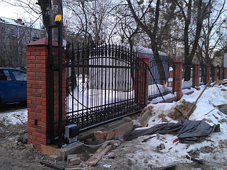 Автоматические откатные ворота с зашивкой профильной трубой с добавлением кованных элементов. Использована фурнитура для откатных ворот Rolling Center Basic. Автоматика Came BX-246 с интенсивностью использования 100%.