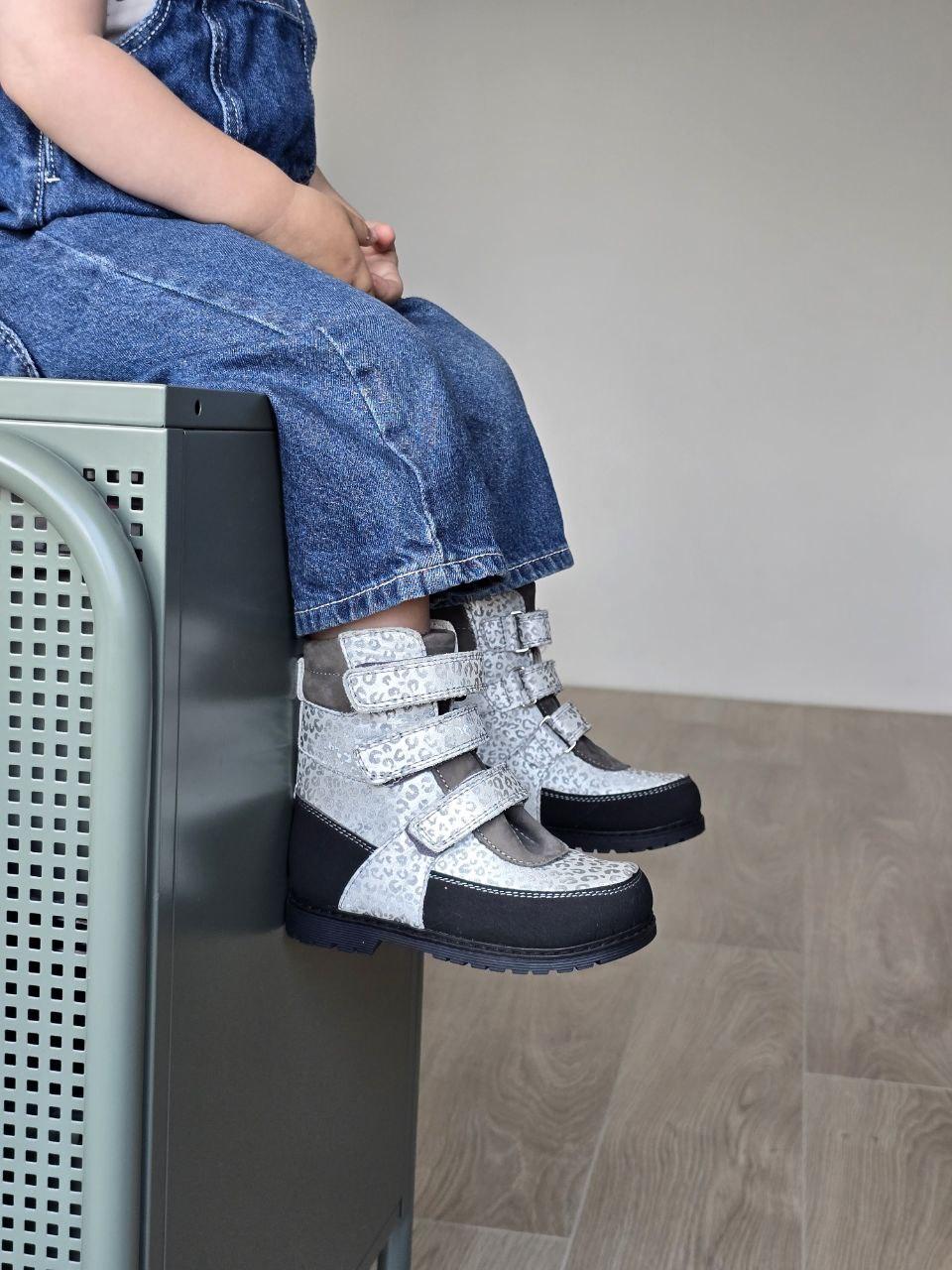 Дитячі утеплені шкіряні ортопедичні черевики на липучках на флісі для дівчинки 28 р, фото 1