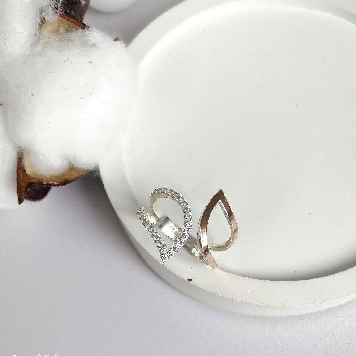 Срібна каблучка з вставками білих камінчиків і золотом "Флористика", фото 1