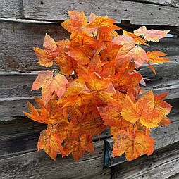 Штучне листя гілка клена 65 см крупні листя люкс