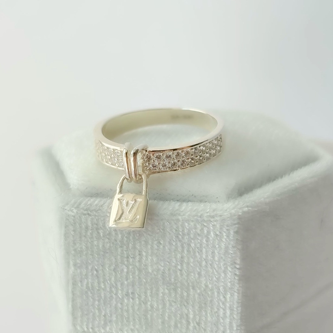 Срібна каблучка з підвісним замочком і доріжками цирконію "Скарб" - 925 проби, фото 1