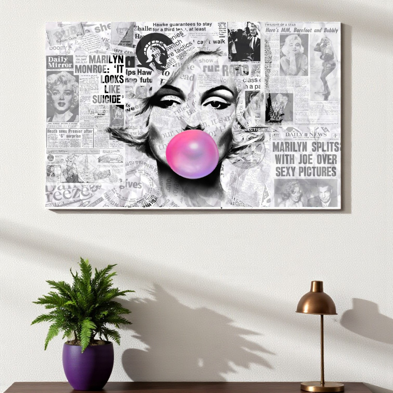 Картина Мерилін Монро з рожевою жуйкою на фоні газетних вирізок Друкна полотні Сучасний декор 60х40 см, фото 1