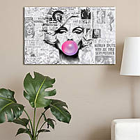 Картина Мерилін Монро з рожевою жуйкою на фоні газетних вирізок Друкна полотні Сучасний декор 60х40 см, фото 3