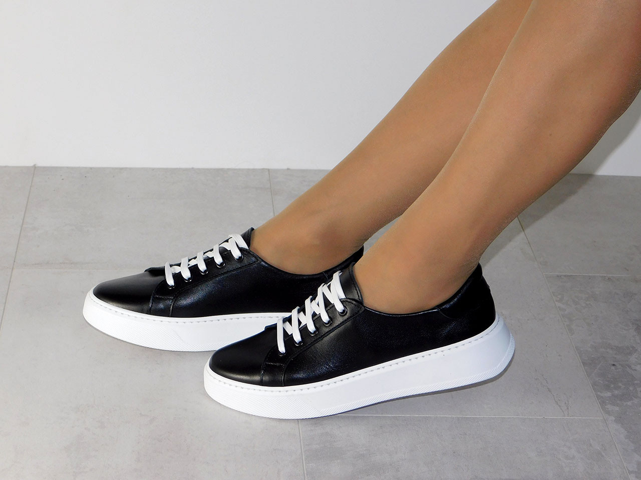 Кеди шкіряні жіночі весна чорні на білій підошві 38р, фото 1