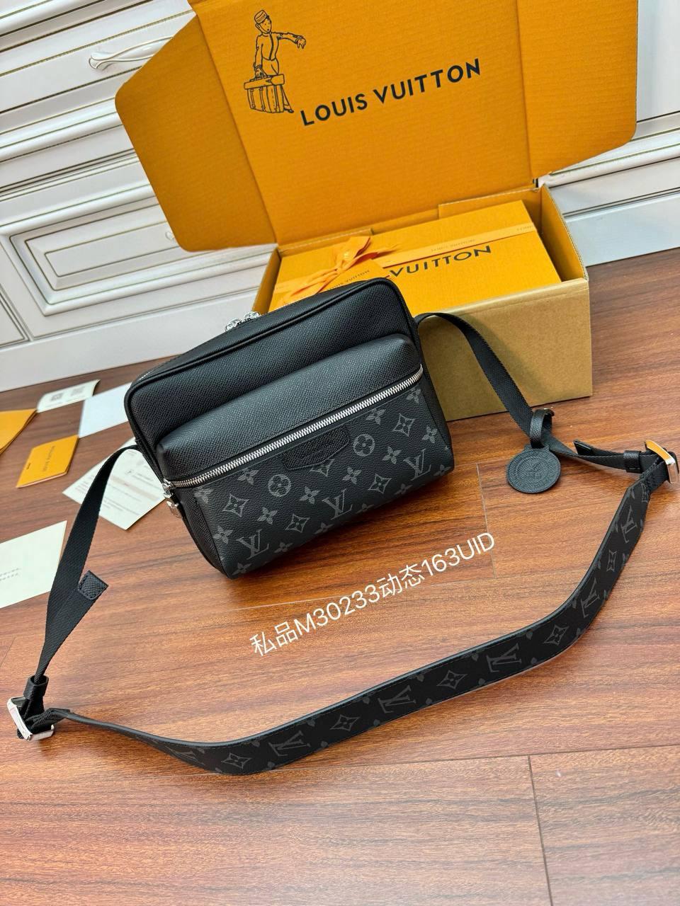 Сумка-месенджер через плече Louis Vuitton Outdoor