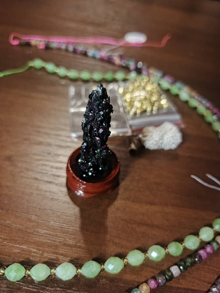 Сувенірний камінь інтер'єрний необроблений Халькопірит на підставці 46х24мм+- - фото покупців 1