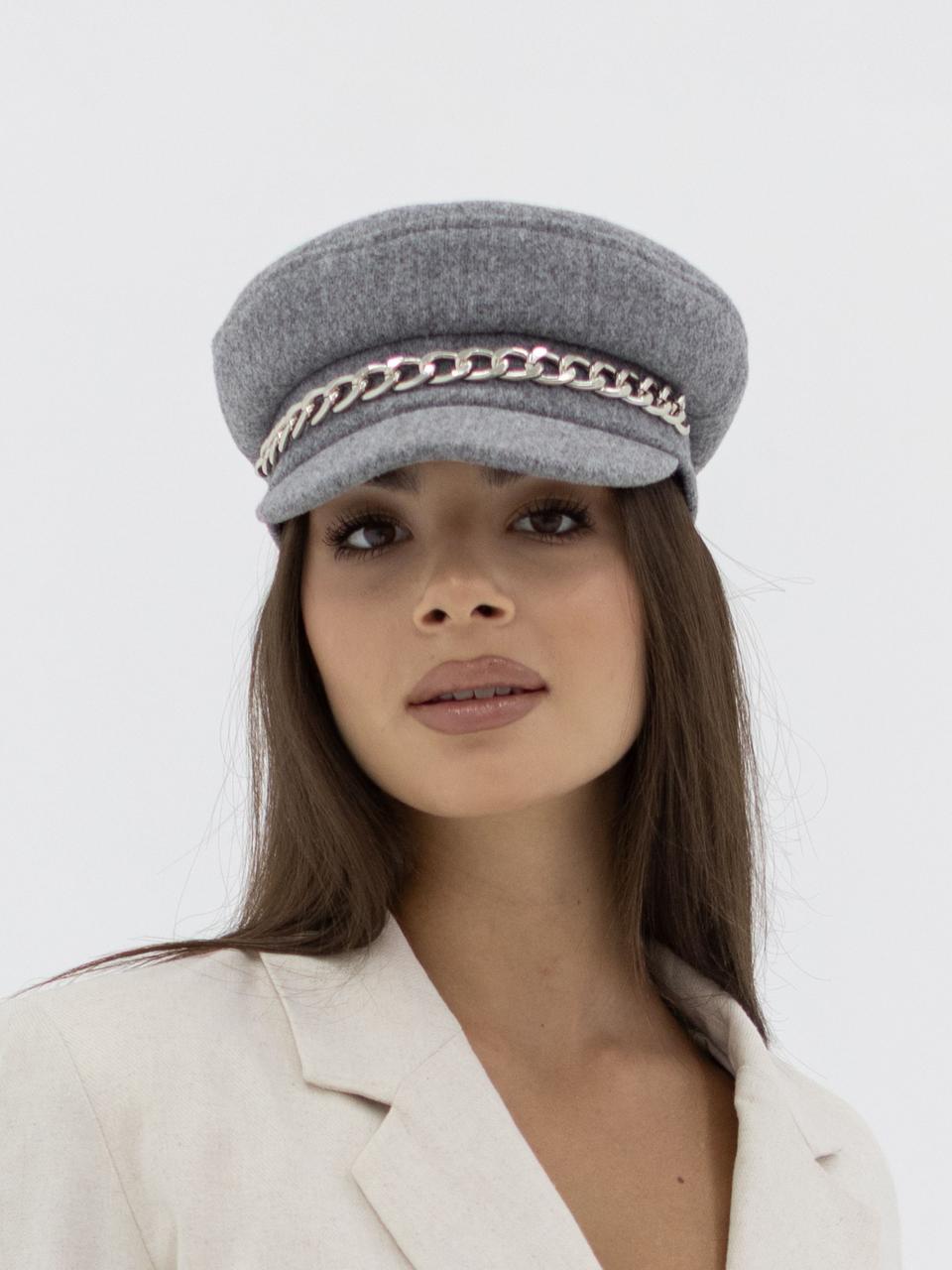 Кепі кашемірова тепла сірого кольору прикрашена ланцюгом