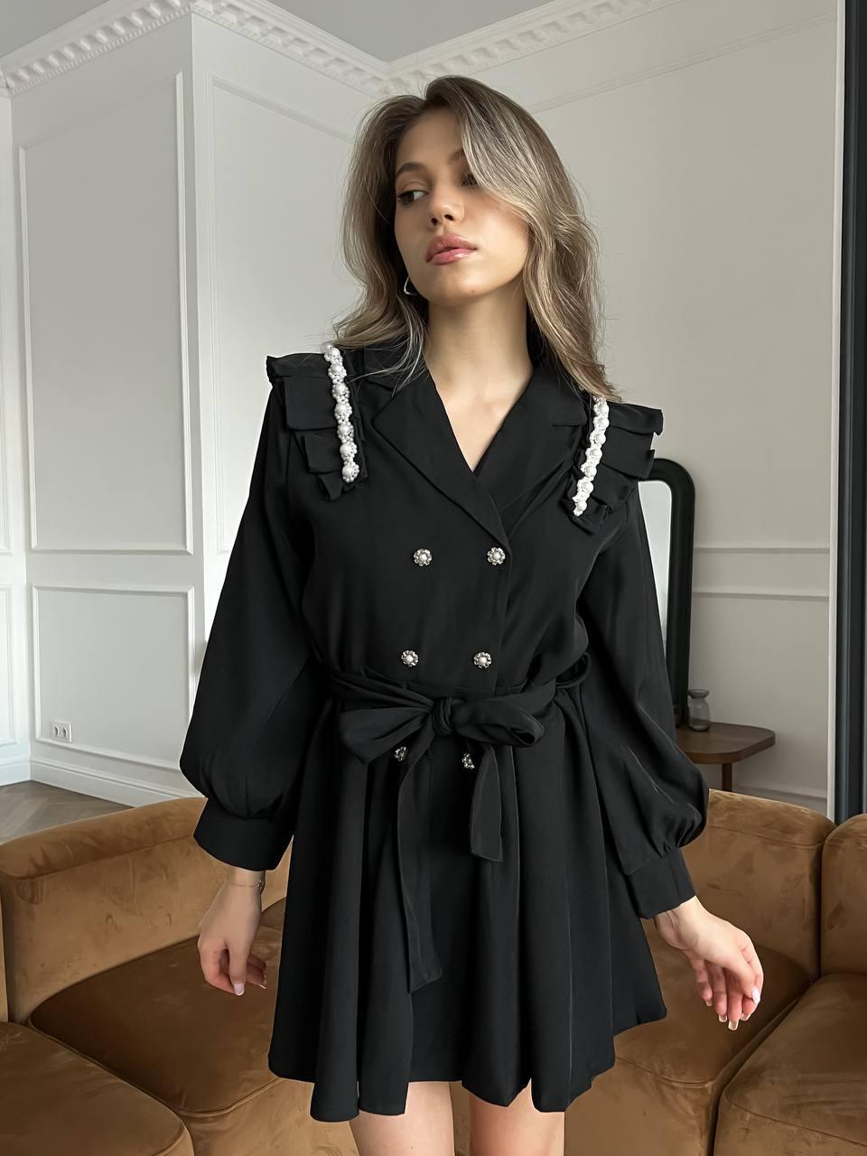Жіноча оригінальна чорна ділова сукня-піджак з епатажними ґудзиками та поясом в тон, фото 1