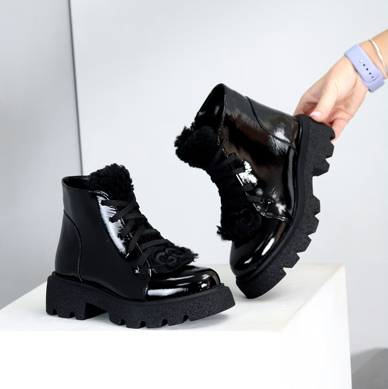 Дизайнерські чорні лакові глянсові шкіряні черевики з галявкою, фото 1