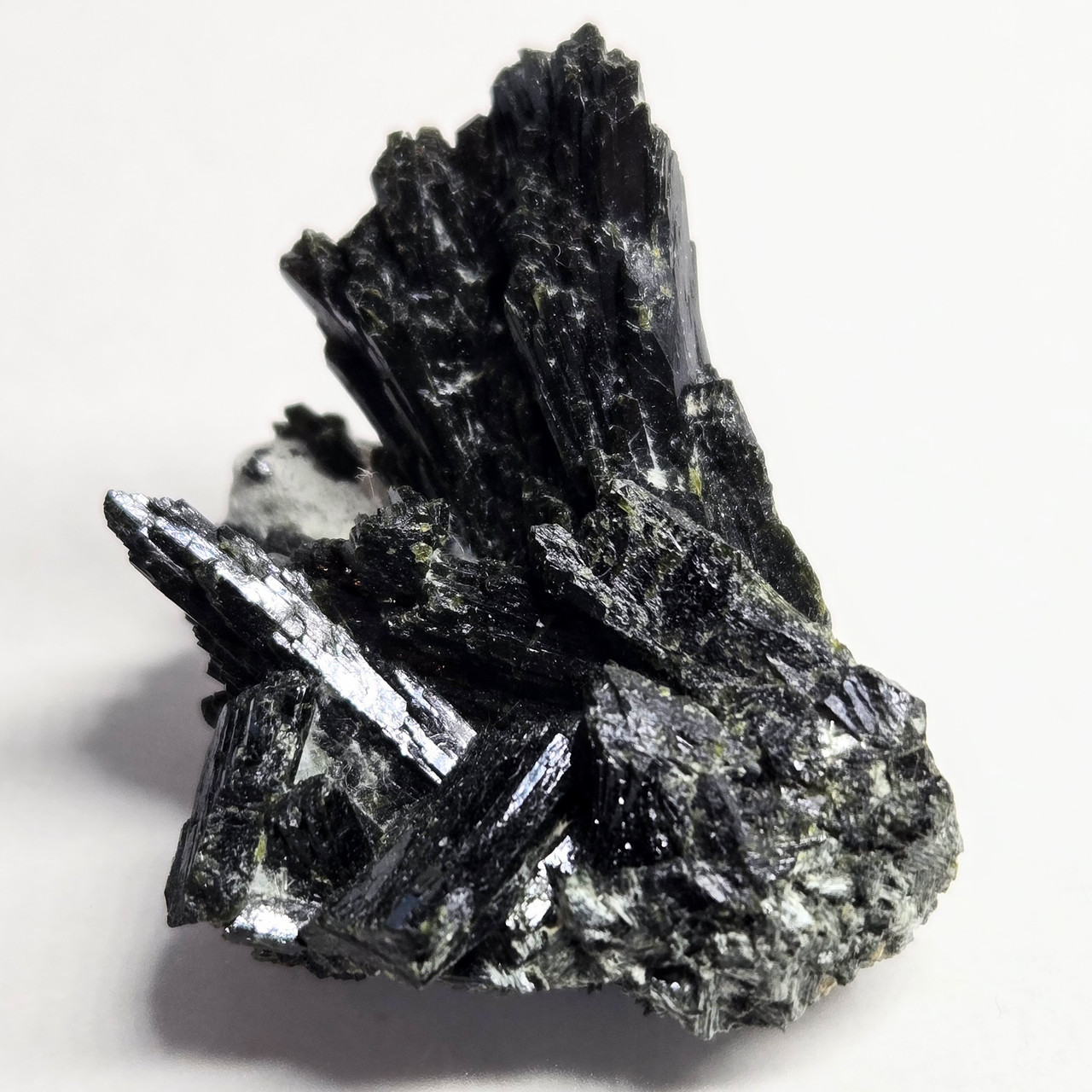 Епідот зелений мінерал, натуральний природний камінь, зрощення кристалів для колекції, 68 сt, фото 1