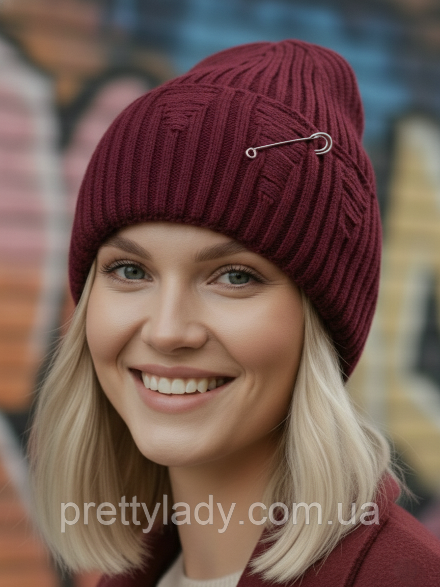 Шапка унісекс рванка з англійською декоративною булавкою та відворотом бордова (марсала), фото 1