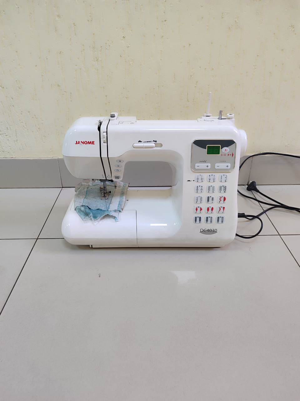 Японська електронна швейна машина Janome DC4030 із Німеччини з гарантією, фото 1