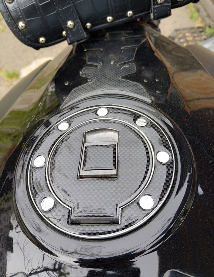 Наклейка на кришку бака мотоцикла чорна 3D карбон, фото 1