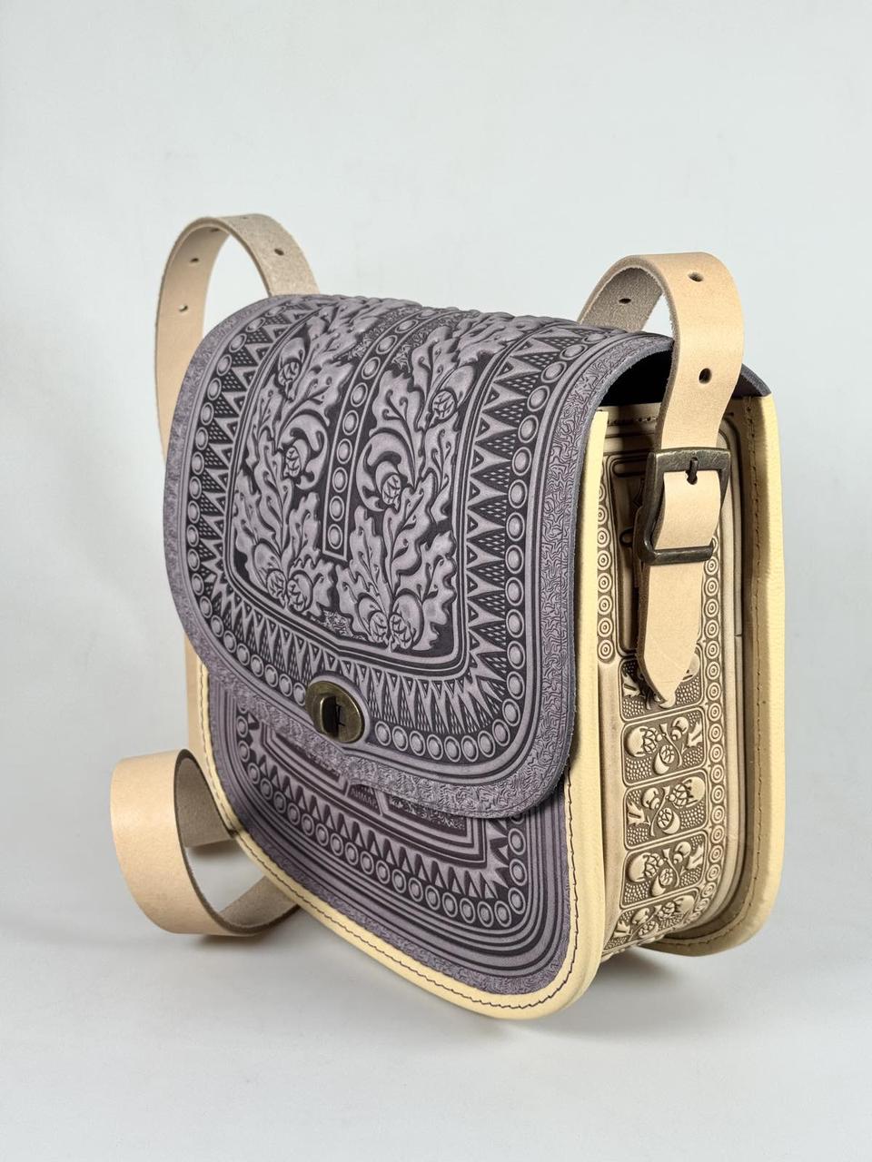 Авторська шкіряна сумка жіноча "Дубок" ручної роботи, сумка етнічна карпатська бузково-бежева, фото 1