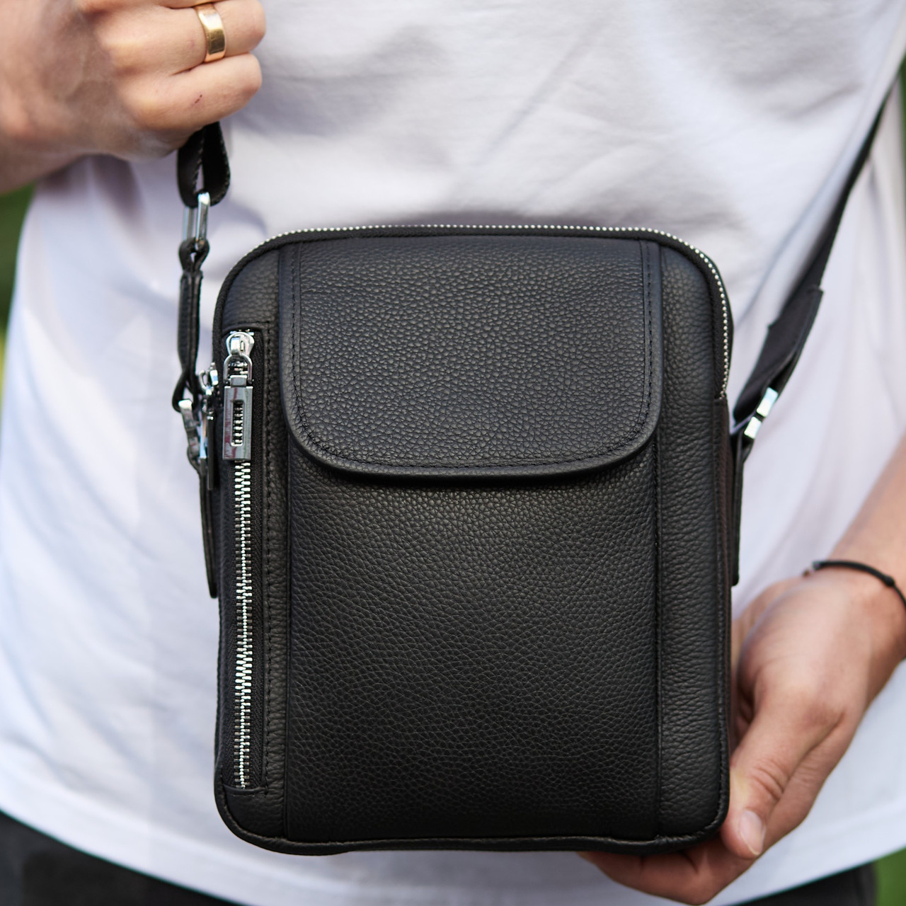 Чоловіча барсетка через плече 19x24x7.5 / шкіряна планшетка плечова / месенджер чоловічий чорний, фото 1