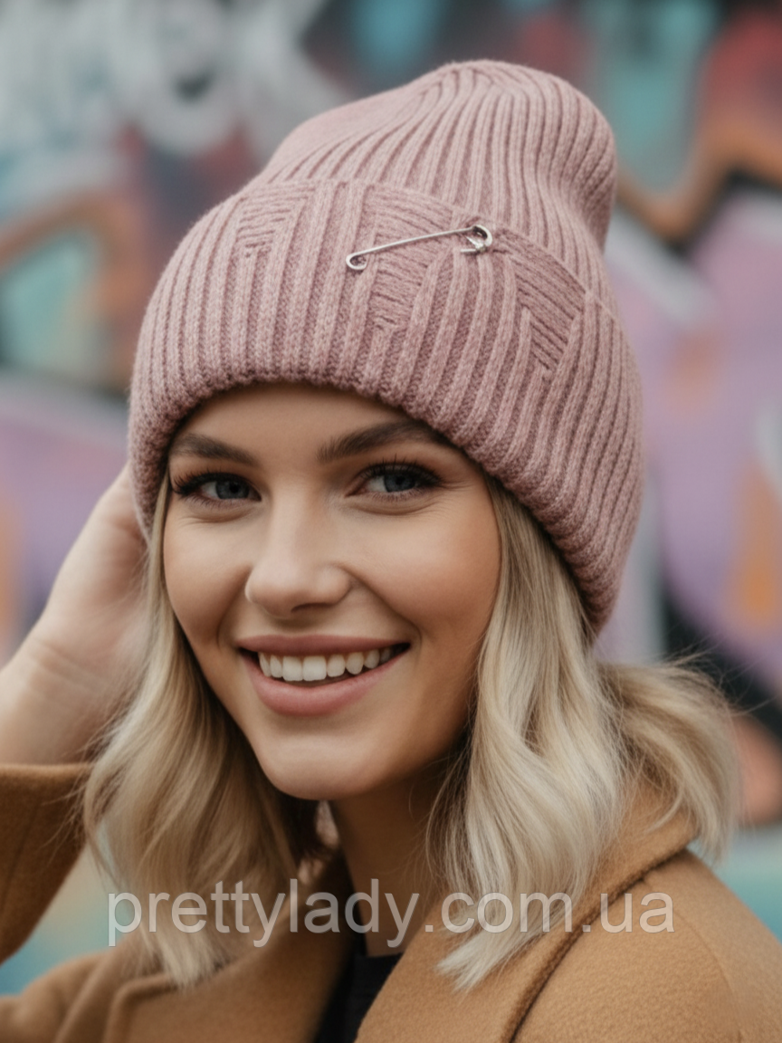 Шапка унісекс рванка з англійською декоративною булавкою та відворотом рожева