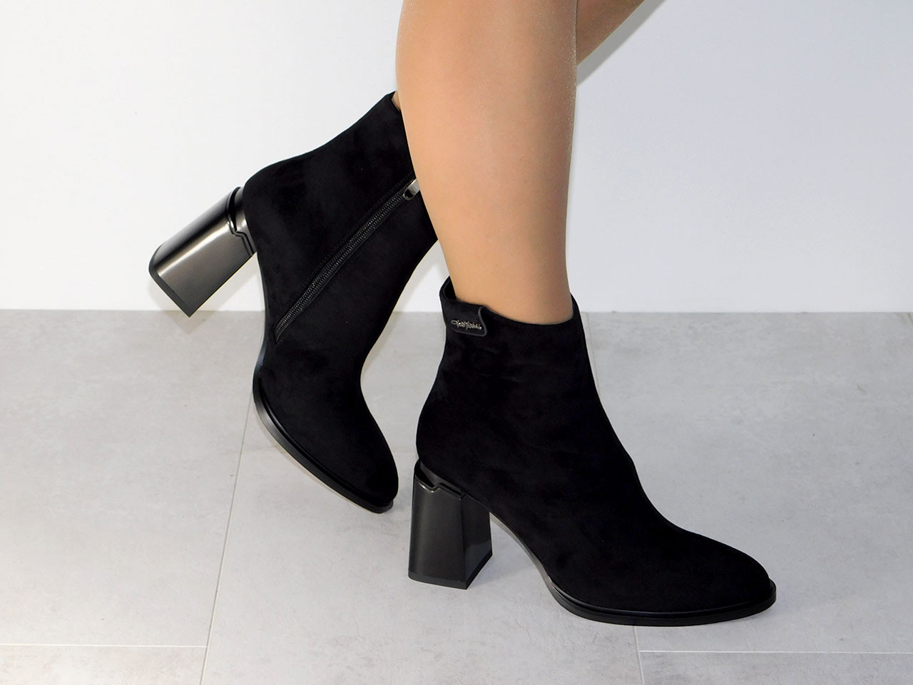 Ботильйони на стійкому підборі демісезон замшеві чорні, фото 1