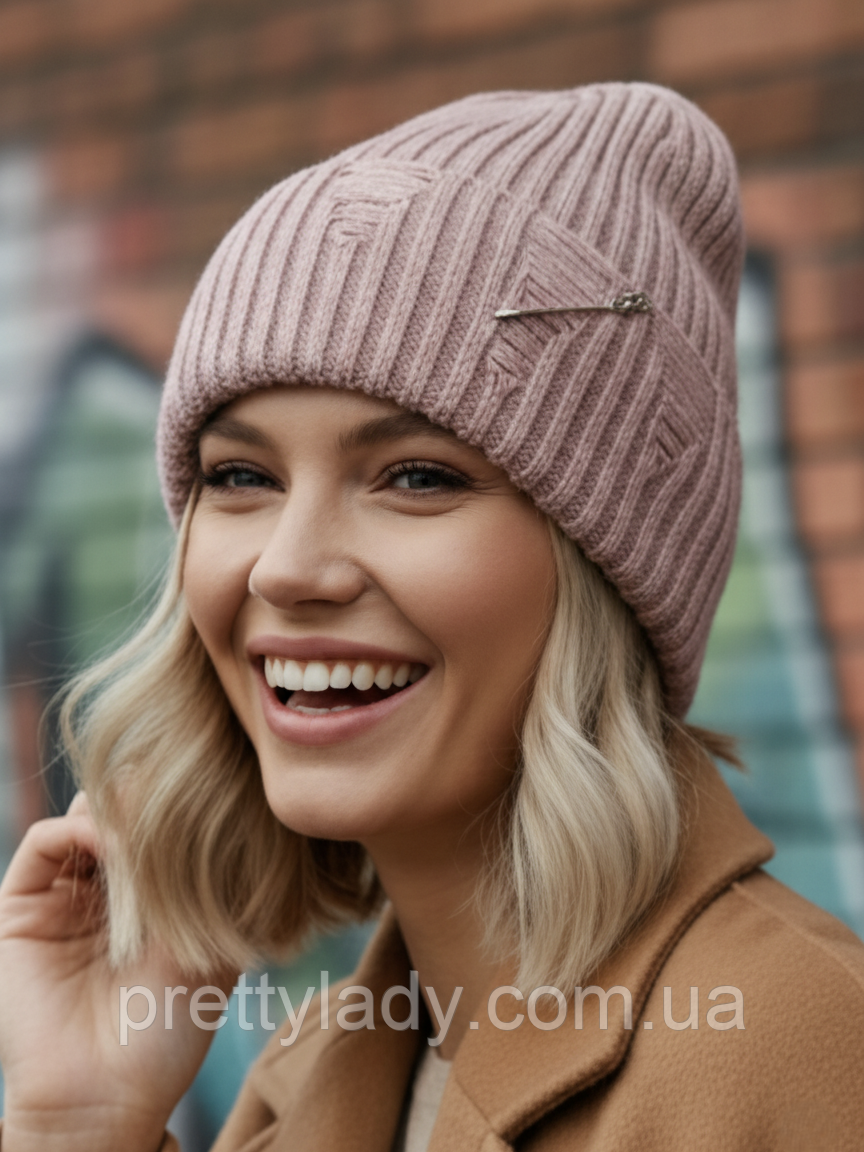 Шапка унісекс рванка з англійською декоративною булавкою та відворотом пудра