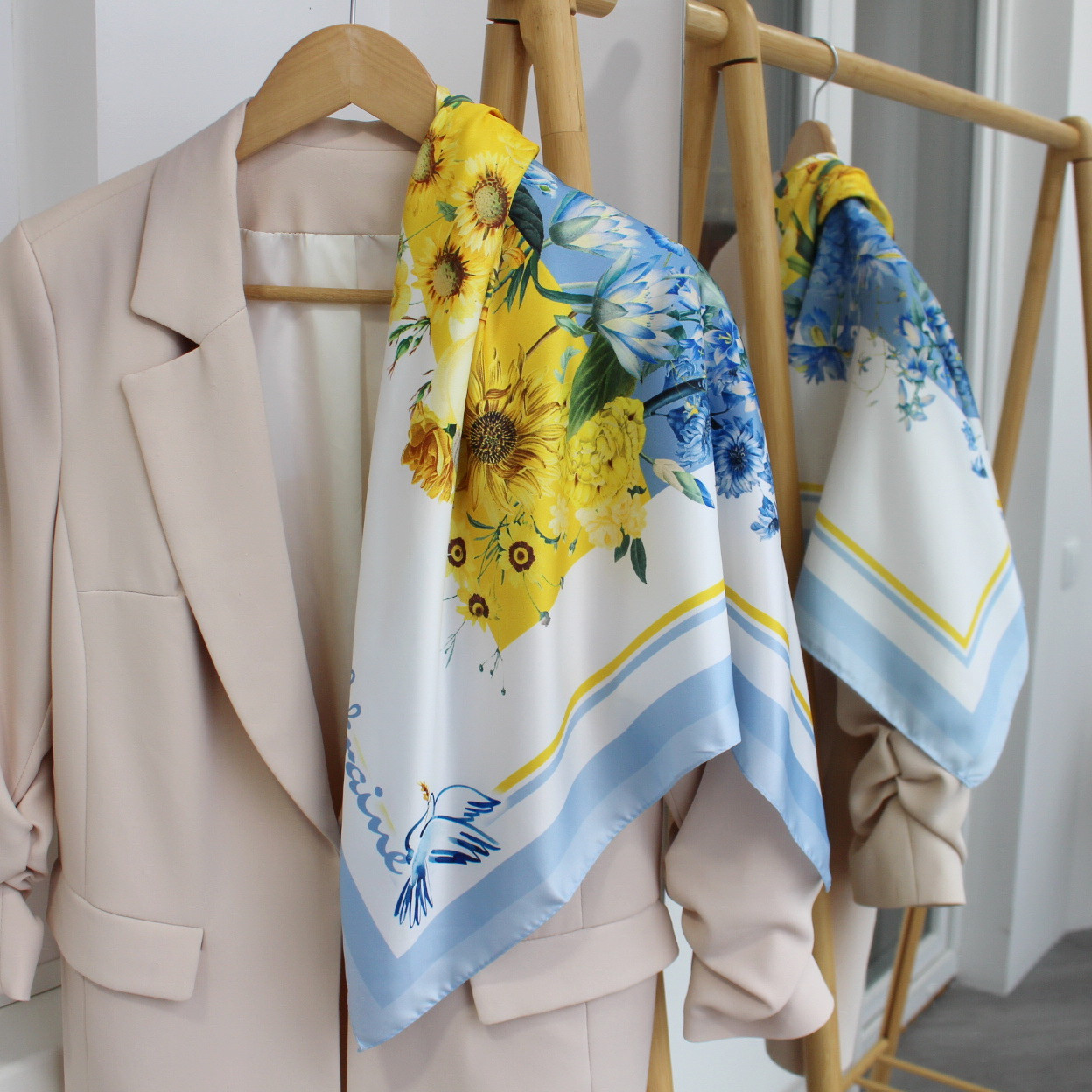 Подарунковий набір хустка патріотична "Прапор" 70х70см та жовто-блакитна коробочка 226057, фото 1