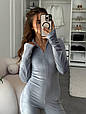 Комбінезон жіночий велюровий спортивний з вирізами для пальчиків Модель 1526-2378 Колір: світло-сірий, фото 2