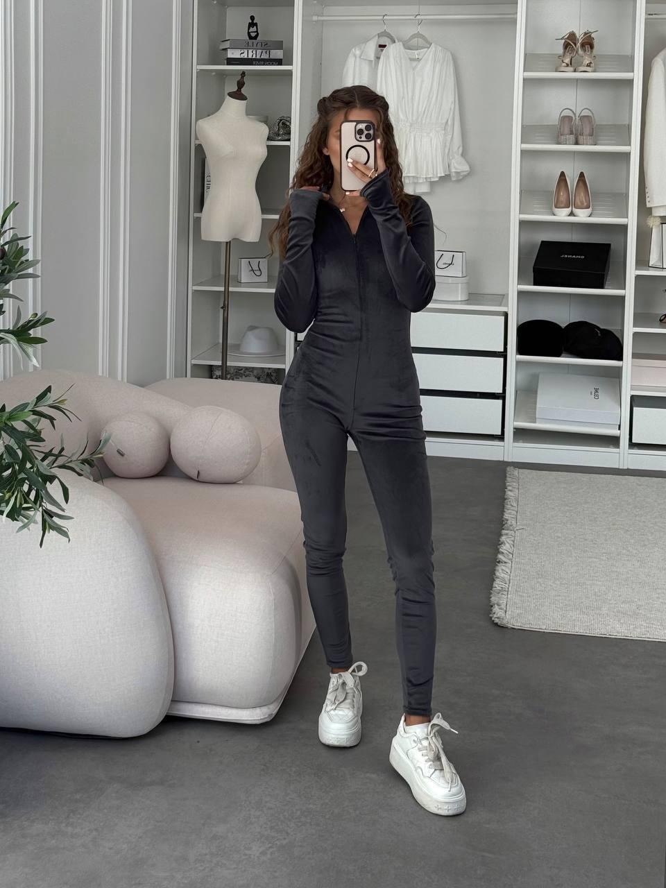 Комбінезон жіночий велюровий спортивний з вирізами для пальчиків Модель 1526-2378 Колір: графіт, фото 1