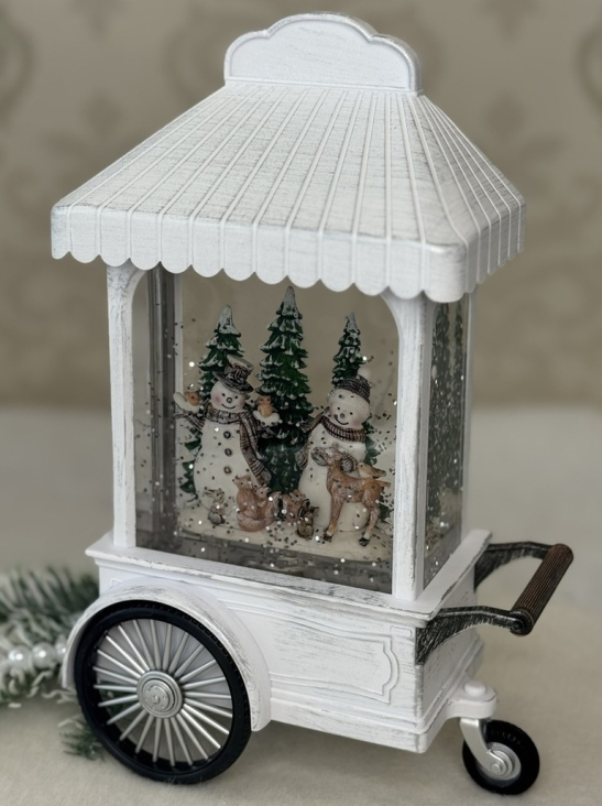 🤍Новорічний музичний декор у формі вінтажної крамнички з автопіддувом гліттера "Сніговики у лісі", Білий, фото 1