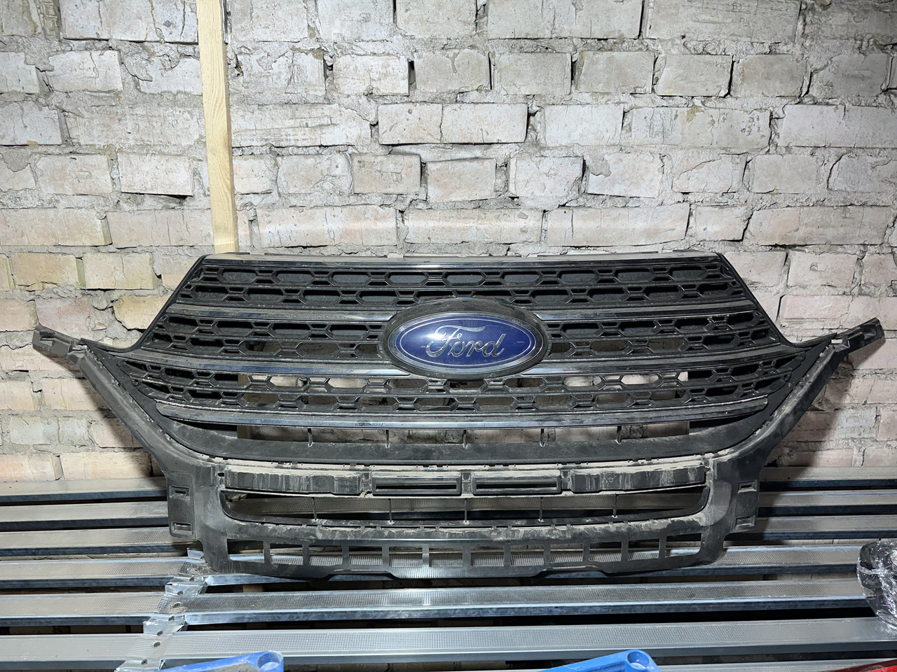 Решітка радіатора grill з каркасом і хромом у зборі Ford Explorer 20- з емблемою, XLT LB5Z8200BB, фото 1