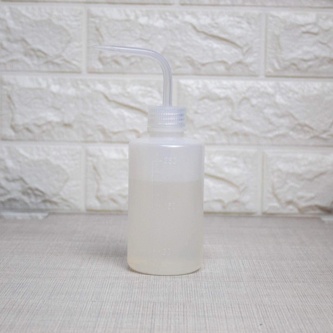 Пластиковий дозатор для рідин 250мл гнутий