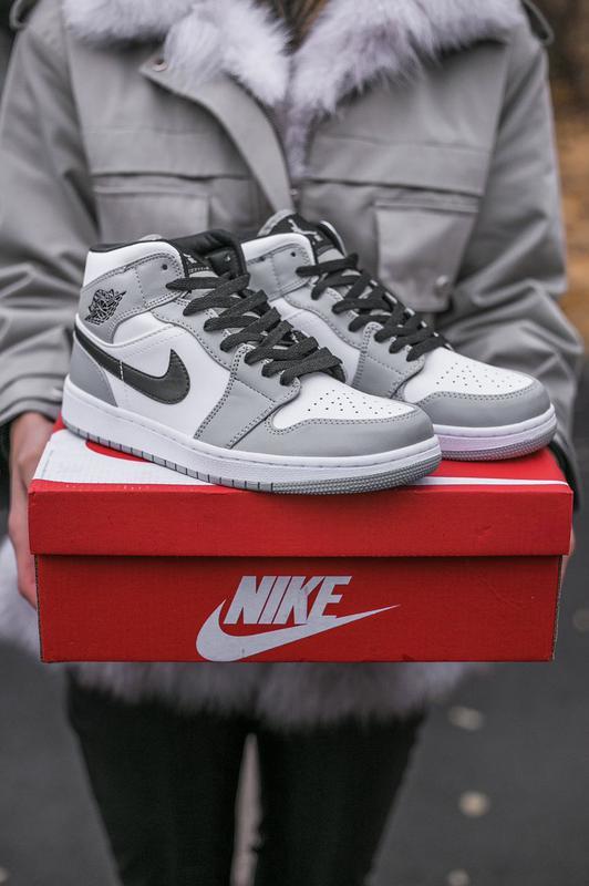 Чоловічі високі шкіряні кросівки Nike Air Jordan 1 сіро-білі — стильні, весна/осінь, фото 1