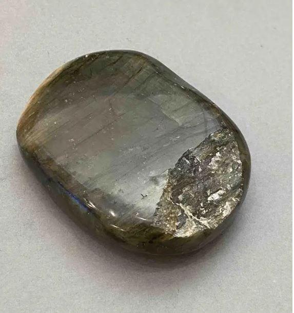 УЦІНКА Сувенір натуральний камінь Лабрадор 79х61х22мм+- (Пошкоджений), фото 1