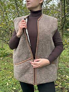 Жилетка з овечого хутра Унісекс з великими кишенями “Кенгуру”, тепла безрукавка з овчини кремово-коричнева (48–62р.)