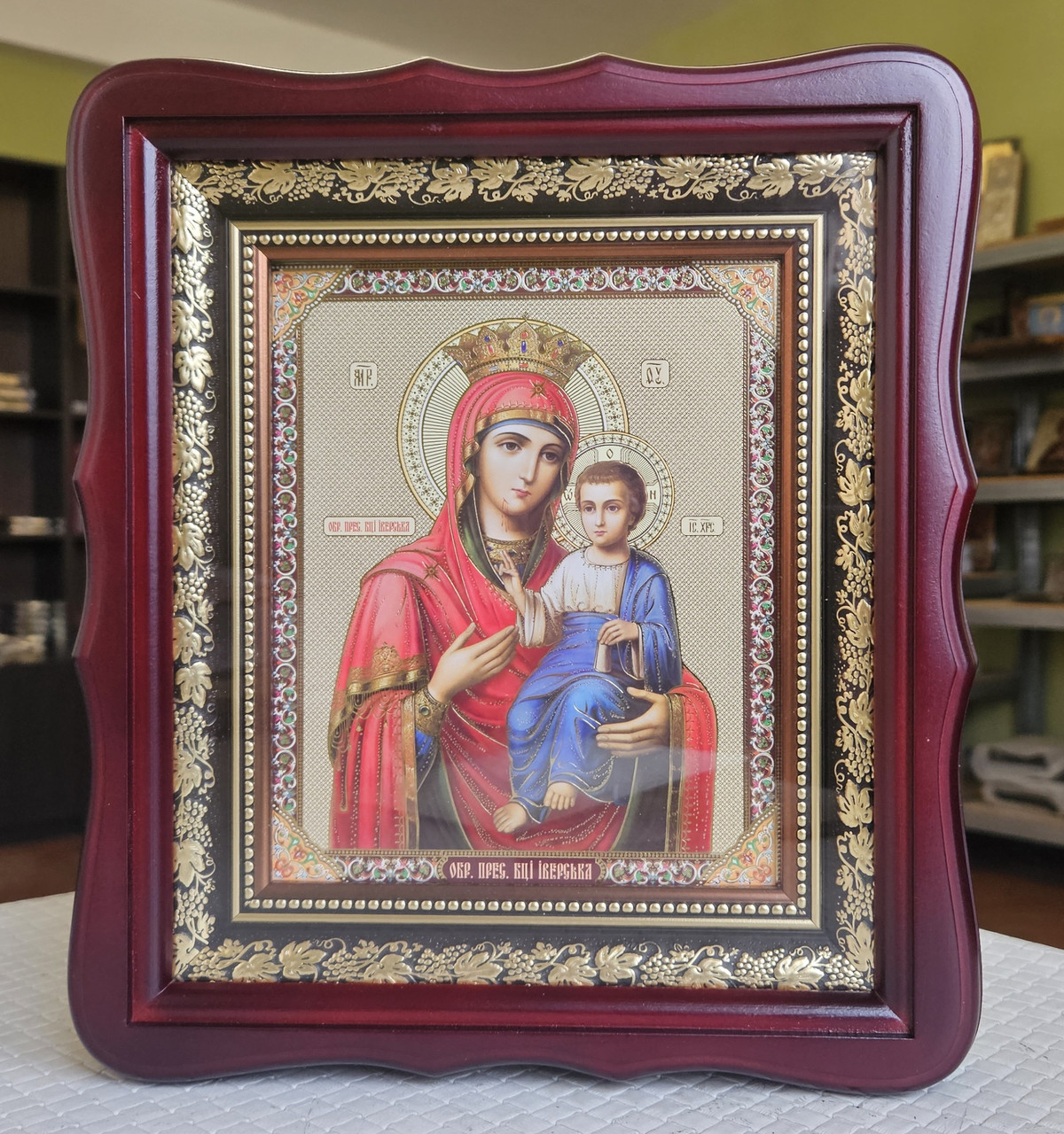 Ікона П.Б. Іверська в темному дерев'яному фігурному кіоті під склом з декорат.кутами, кіот 26×23, сюжет 15×18., фото 1