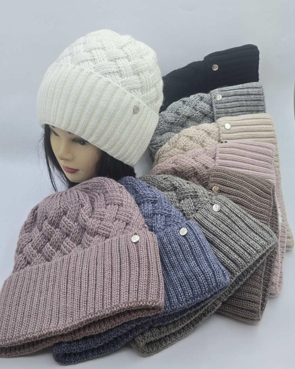 Оптом Жіноча в’язана шапка на флісі з об’ємним плетенням