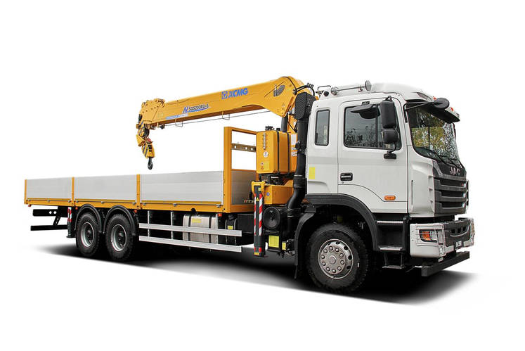 Вантажопідйомність, виліт стріли та маневреність: що важливіше при виборі крана-маніпулятора (КМУ)